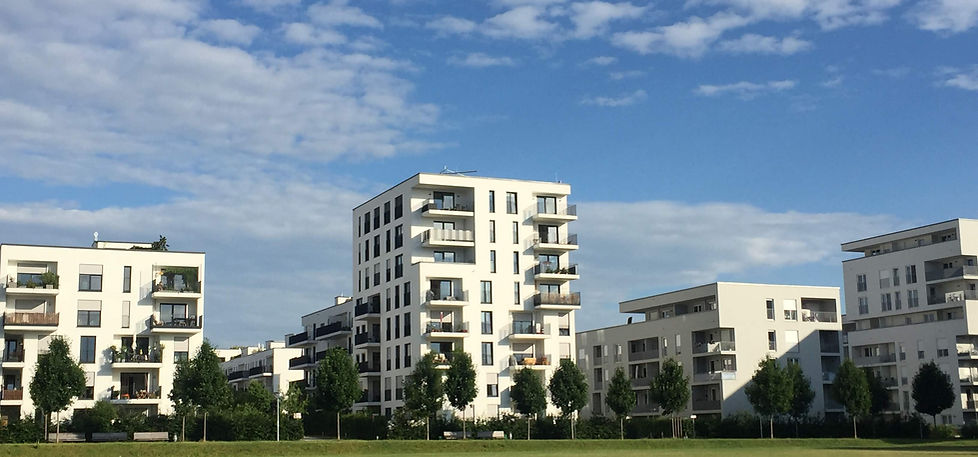 Neubausiedlung im Sommer